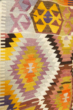 Lade das Bild in den Galerie-Viewer, Vintage Anatolian Kilim 98x134 cm .