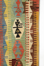 Lade das Bild in den Galerie-Viewer, Vintage Anatolian Runner kilim 138x320 cm .