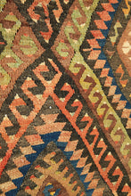 Lade das Bild in den Galerie-Viewer, Vintage Anatolian Esme Kilim 173x267 cm .