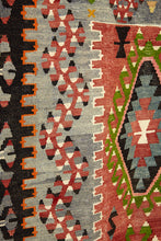 Lade das Bild in den Galerie-Viewer, Vintage Anatolian Esme Kilim 107x165 cm .
