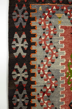 Lade das Bild in den Galerie-Viewer, Vintage Anatolian Esme Kilim 107x165 cm .
