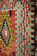 Lade das Bild in den Galerie-Viewer, Vintage Anatolian Esme Kilim 107x165 cm .