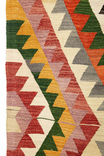 Lade das Bild in den Galerie-Viewer, Vintage Anatolian Kilim 135x264 cm .