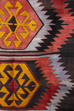 Charger l'image dans la galerie, Vintage Anatolian Kilim 165x263 cm .