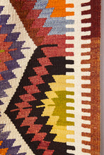 Charger l'image dans la galerie, Vintage Anatolian Kilim  170x202 cm .