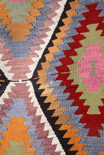 Lade das Bild in den Galerie-Viewer, Vintage Anatolian Barak Kilim  155x226 cm .