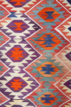 Lade das Bild in den Galerie-Viewer, Vintage Anatolian Barak Kilim  154x208 cm .