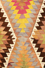 Lade das Bild in den Galerie-Viewer, Vintage Anatolian Kilim 132x224 cm .
