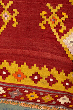 Lade das Bild in den Galerie-Viewer, Vintage Anatolian Kilim 174x266 cm .