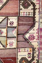 Lade das Bild in den Galerie-Viewer, Vintage Anatolian Kilim 116x156 cm .