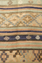 Lade das Bild in den Galerie-Viewer, Vintage Anatolian Kilim  192x350 cm .