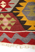 Lade das Bild in den Galerie-Viewer, Vintage Anatolian Tavas Kilim  121x171 cm .