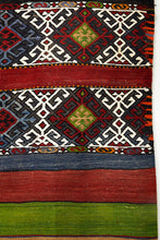 Lade das Bild in den Galerie-Viewer, Vintage Anatolian Kilim 128x146 cm .