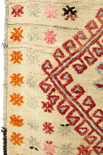 Lade das Bild in den Galerie-Viewer, Vintage Anatolian Runner Kilim  91x357 cm .