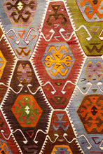 Lade das Bild in den Galerie-Viewer, Vintage Anatolian Barak Kilim  150x171 cm .