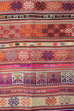 Lade das Bild in den Galerie-Viewer, Vintage Anatolian Kilim 164x216 cm .