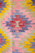Lade das Bild in den Galerie-Viewer, Vintage Anatolian Kilim 197x286 cm .