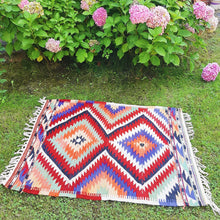 Lade das Bild in den Galerie-Viewer, Vintage Anatolian Kilim 96x125 cm