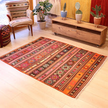 Lade das Bild in den Galerie-Viewer, Vintage Anatolian Kilim 137x185 cm