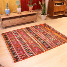 Lade das Bild in den Galerie-Viewer, Vintage Anatolian Kilim 137x185 cm