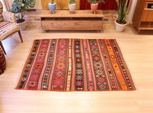 Lade das Bild in den Galerie-Viewer, Vintage Anatolian Kilim 137x185 cm