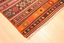 Lade das Bild in den Galerie-Viewer, Vintage Anatolian Kilim 137x185 cm