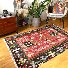 Lade das Bild in den Galerie-Viewer, Vintage Anatolian Esme Kilim 109x168 cm .