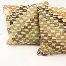 Lade das Bild in den Galerie-Viewer, Set of 2 Vintage Kilim Cushions
