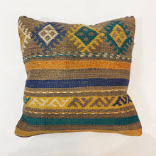 Lade das Bild in den Galerie-Viewer, Set of 2 Vintage Kilim Cushions
