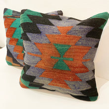 Lade das Bild in den Galerie-Viewer, Set of 2 Vintage Kilim Cushions

