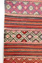 Lade das Bild in den Galerie-Viewer, Vintage Anatolian Kilim   102x120 cm .
