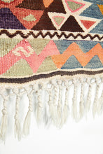 Lade das Bild in den Galerie-Viewer, Vintage Anatolian Kilim   98x125 cm .
