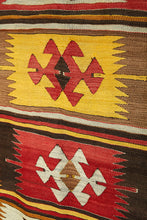 Lade das Bild in den Galerie-Viewer, Vintage Anatolian Kilim   136x165 cm .
