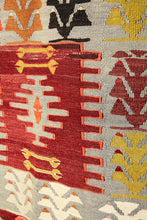 Load the image into the gallery viewer, Vintage Anatolian Kilim 95x158 cm.
