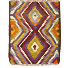 Lade das Bild in den Galerie-Viewer, Vintage Anatolian Kilim   109x132 cm .
