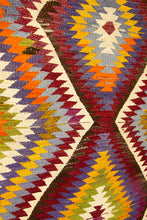 Lade das Bild in den Galerie-Viewer, Vintage Anatolian Kilim   109x132 cm .
