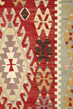 Lade das Bild in den Galerie-Viewer, Vintage Anatolian Kilim   98x182 cm .
