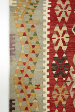 Lade das Bild in den Galerie-Viewer, Vintage Anatolian Kilim   98x182 cm .
