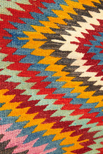 Lade das Bild in den Galerie-Viewer, Vintage Anatolian Kilim   140x198 cm .
