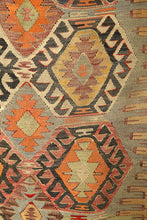 Lade das Bild in den Galerie-Viewer, Vintage Anatolian Runner Kilim  110x270 cm .
