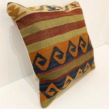 Lade das Bild in den Galerie-Viewer, Vintage Kilim Cushion
