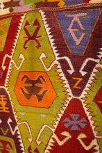 Lade das Bild in den Galerie-Viewer, Vintage Anatolian Barak Kilim   98x108 cm .
