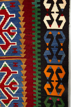 Lade das Bild in den Galerie-Viewer, Vintage Anatolian Kilim   77x128 cm .
