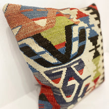 Lade das Bild in den Galerie-Viewer, Vintage Kilim Cushion
