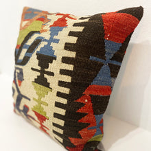 Lade das Bild in den Galerie-Viewer, Vintage Kilim Cushion
