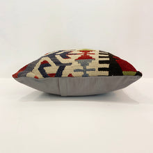 Lade das Bild in den Galerie-Viewer, Vintage Kilim Cushion
