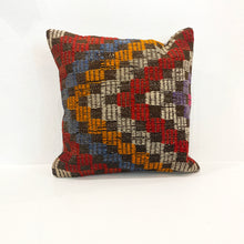 Lade das Bild in den Galerie-Viewer, Vintage Kilim Cushion

