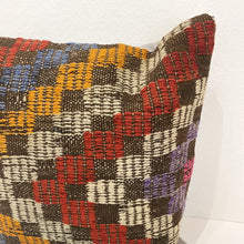 Lade das Bild in den Galerie-Viewer, Vintage Kilim Cushion
