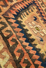 Lade das Bild in den Galerie-Viewer, Vintage Anatolian Esme Kilim   173x267 cm .
