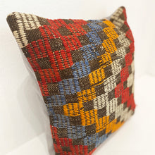 Lade das Bild in den Galerie-Viewer, Vintage Kilim Cushion
